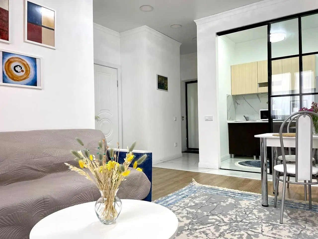 Фридом 5 Минут От Метро Рядом С Трц Apartment Almaty